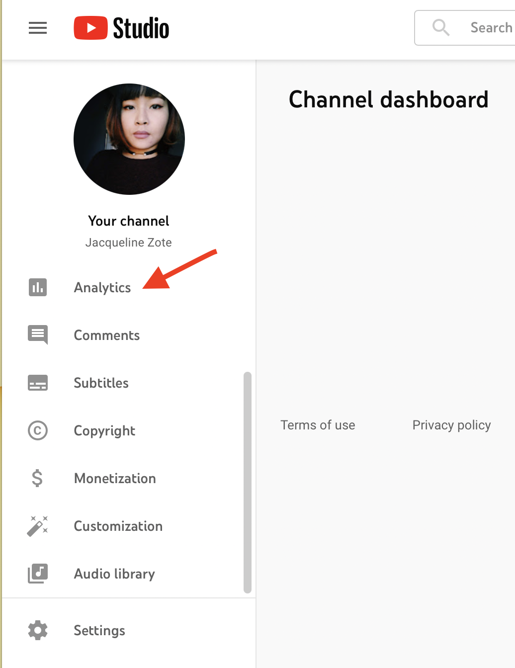 YouTube Studio page with arrow pointing to the analytics button