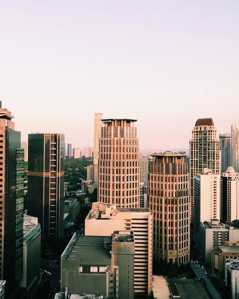 高耸的摩天大楼主宰着菲律宾马尼拉大都会的天际线。