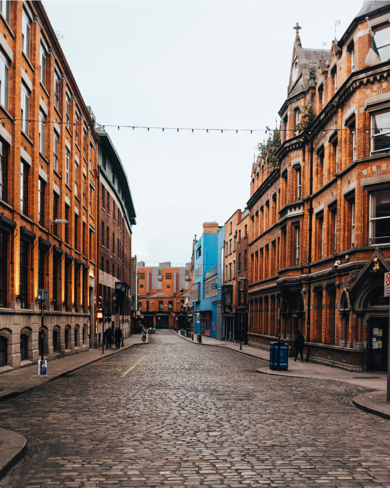 在都柏林，棕色砖砌的建筑映衬着一条铺满鹅卵石的街道。