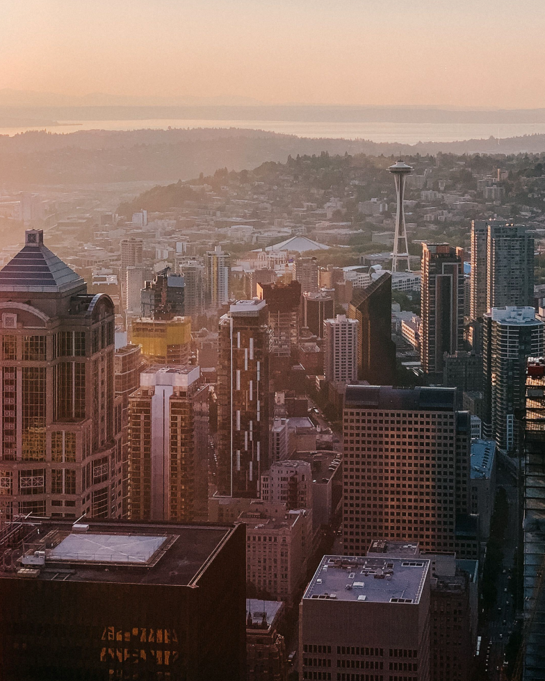 日出亲吻着西雅图市中心的摩天大楼和海湾。