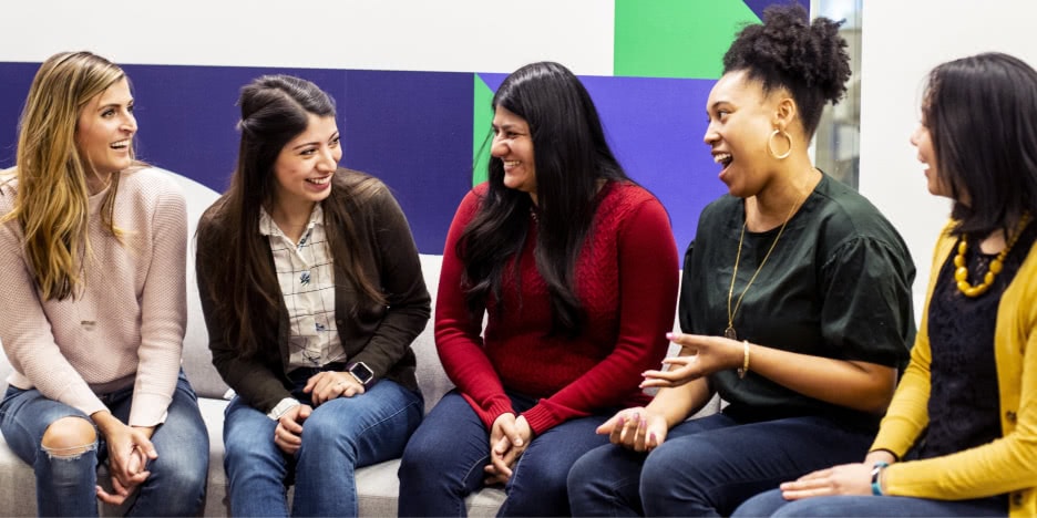 五名不同种族的女性斯普劳特员工正在进行友好的对话爱游戏体育官网首页。