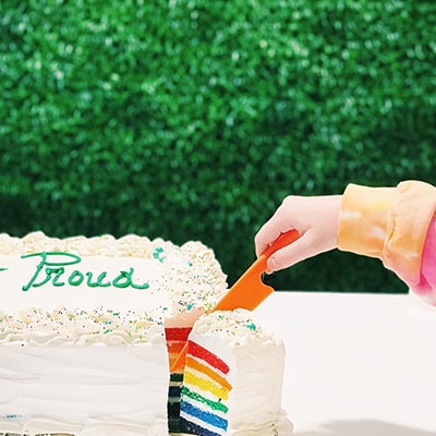 在同志月庆祝活动上切彩虹蛋糕